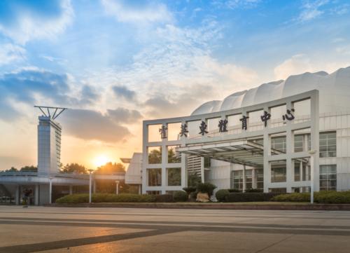 国家认可的学术教育形式,主要针对那些没有机会或条件通过全日制